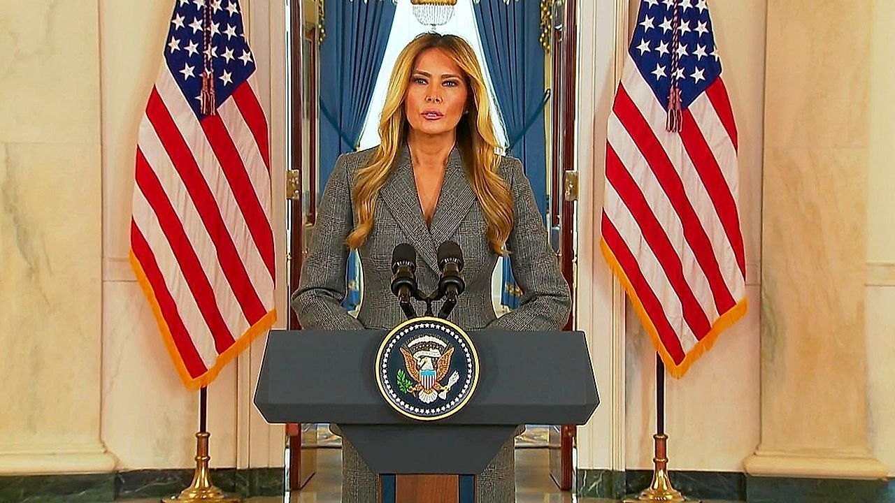 Video: Merkwürdiger Auftritt: Melania Trump wehrt sich gegen Epstein-Gerüchte
