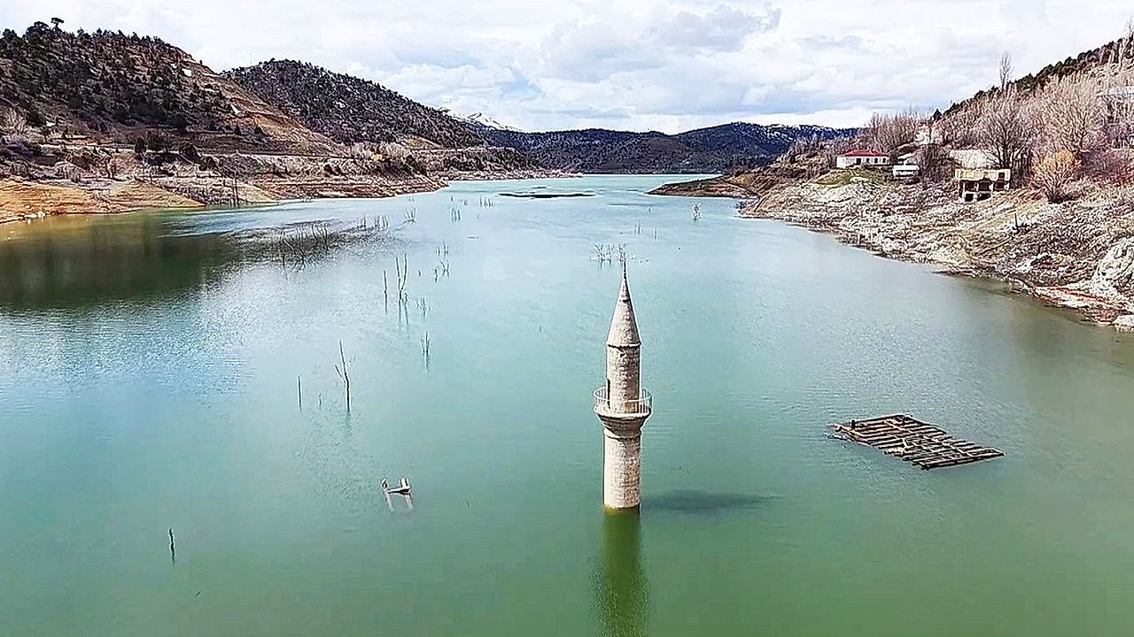 Video: Nur Minarett ragt heraus: Steigender Wasserspiegel lässt Dorf in der Türkei verschwinden