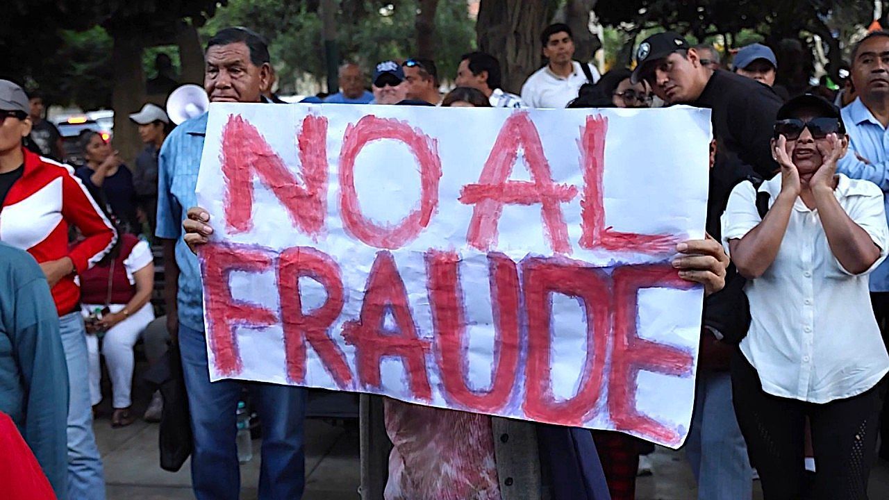 Video: Tension in Lima! Hundreds protest outside the National Elections Board over alleged election irregularities