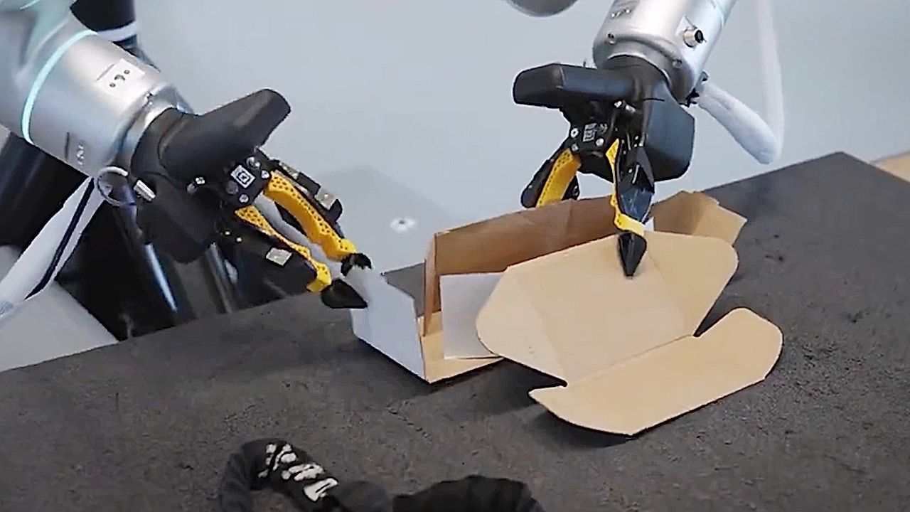 Video: Unerschütterliche Maschine: Roboter faltet Paketkarton unbeirrt zusammen