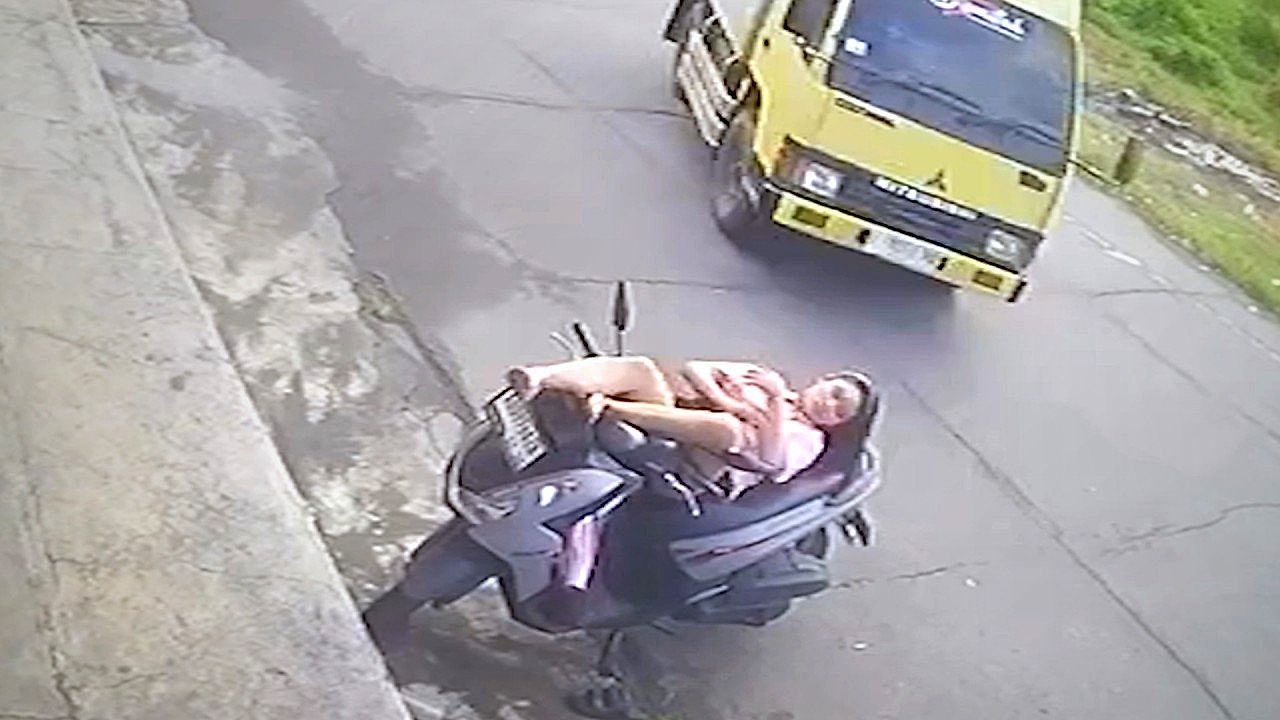Video: Zentimeter entscheiden: Frau entspannt sich auf Roller – da kommt ein Lkw angerast