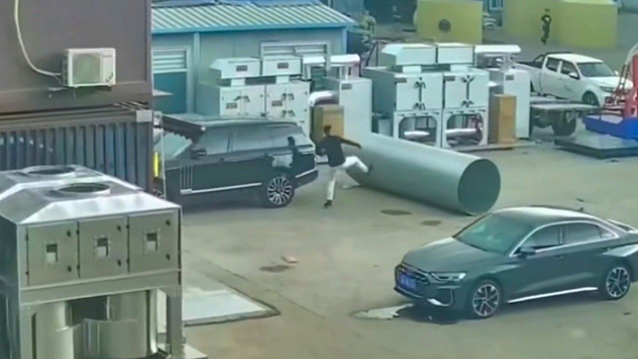Video: Mutiger Einsatz: Mann stoppt rollende Metallrolle vor Auto