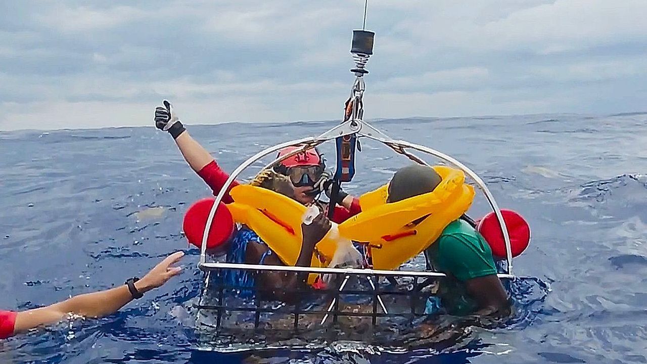 Video: Absturz im Atlantik: Elf Insassen überleben Flugzeugunglück vor Floridas Küste