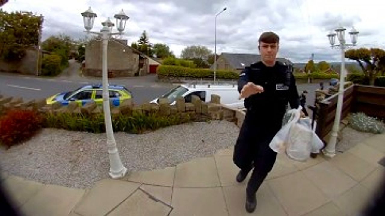 Video: Lieferant verhaftet: Polizisten bringen Essen persönlich vorbei