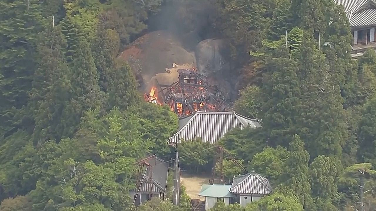 Video: Jahrtausendealte Flamme erloschen: Japanischer Tempel brennt vollständig nieder