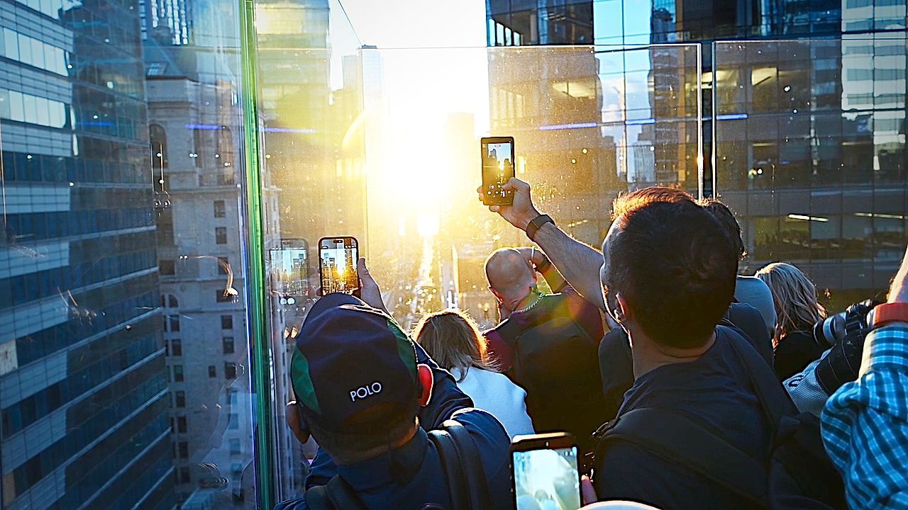Video: Tausende auf den Straßen: New Yorker bestaunen „Manhattanhenge“