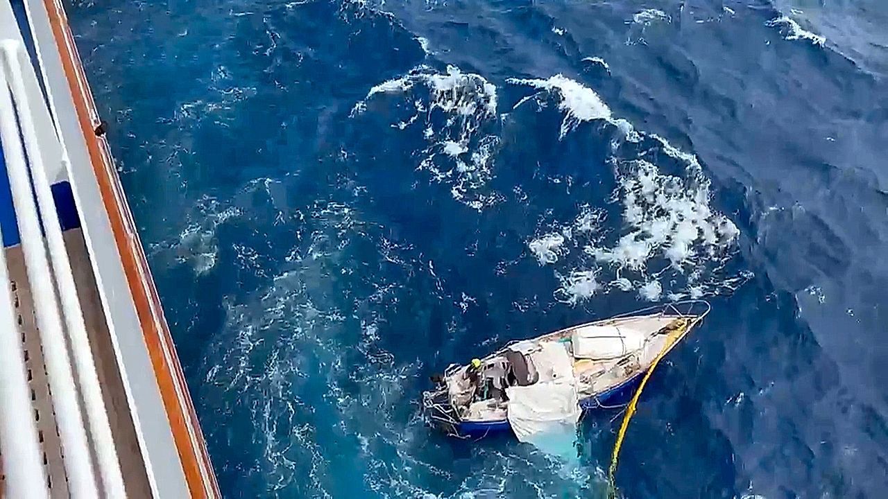 Video: Mitten im Pazifik: Kreuzfahrtschiff rettet verletzten Segler vor Oregons Küste