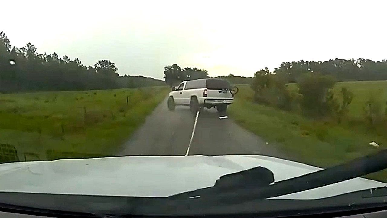 Video: Deputies end Florida pursuit with grappler after suspects ditch gun and drugs