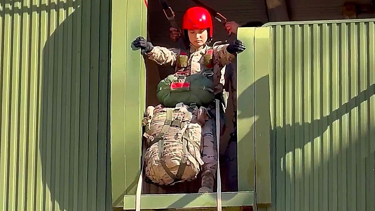 Video: Sprung in die Geschichte: Prinzessin Leonor absolviert Fallschirmsprung bei Militärausbildung