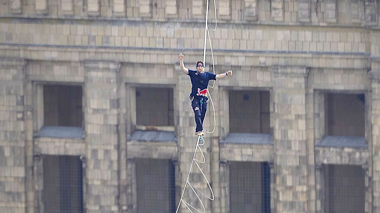 Video: Slackliner walks 500-metre line between Warsaw's two tallest skyscrapers