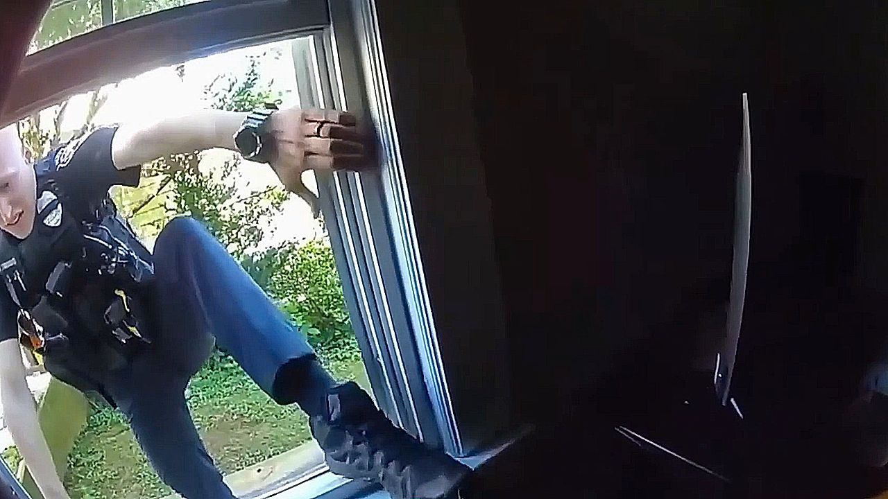 Video: Sturzflug: Polizist in Virginia will durch Fenster steigen – und scheitert grandios