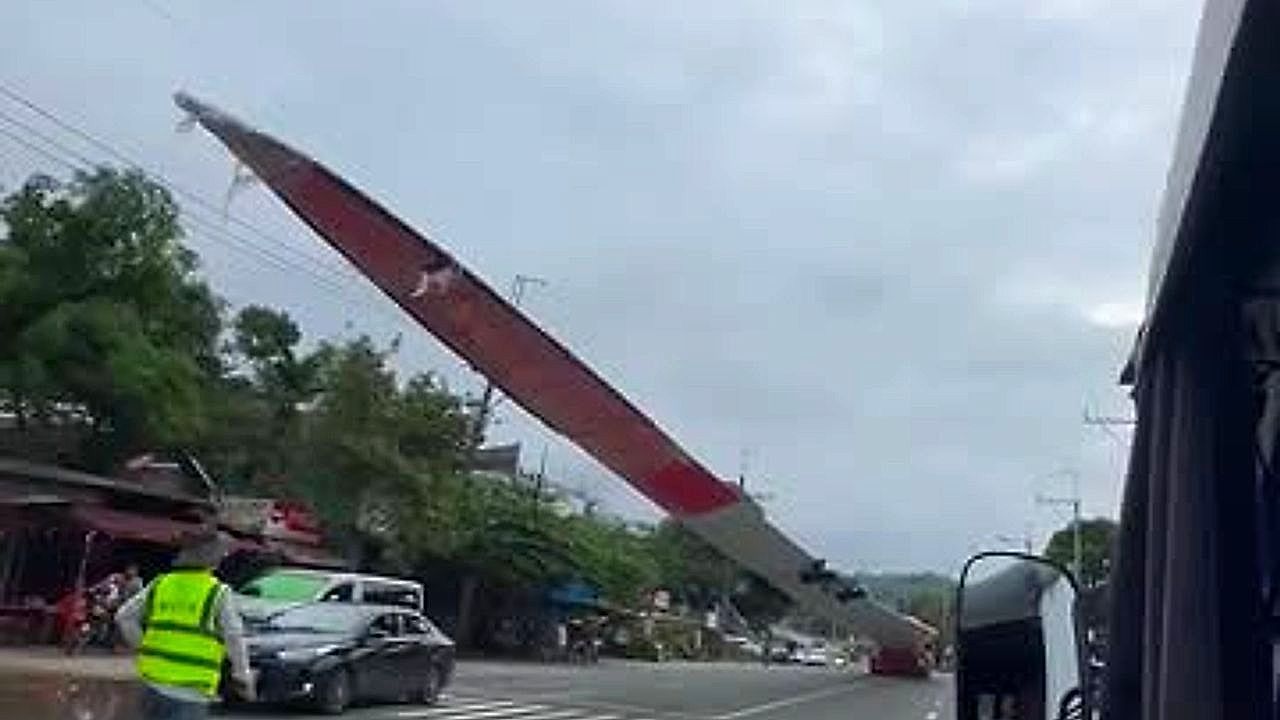 Massive-295ft-wind-turbine-blade-leaves-drivers-stunned