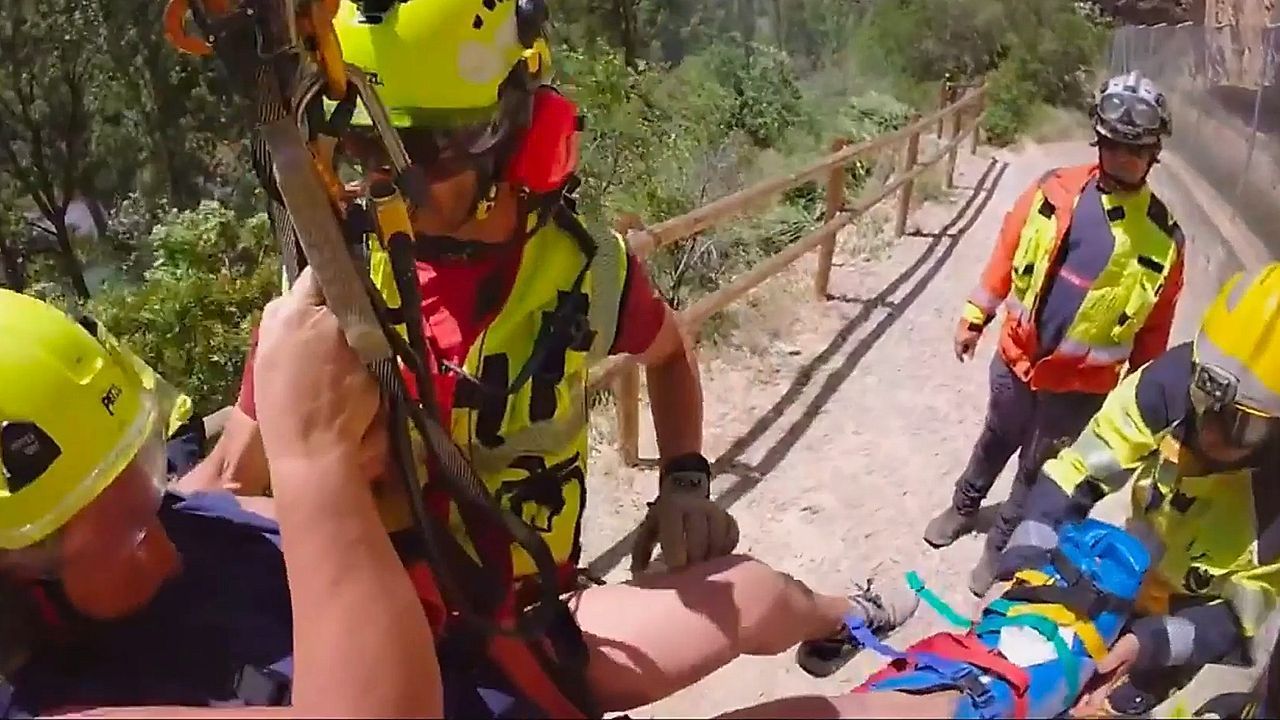 Video: Hubschraubereinsatz am Berg: Rettungskräfte fliegen verletzte Wanderin bei Valencia aus