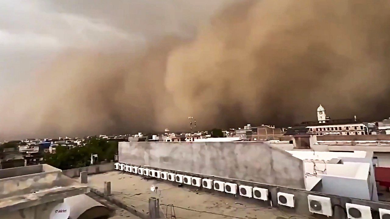 Video: Tag wird zur Nacht: Gewaltiger Staubsturm verschluckt Stadt in Indien