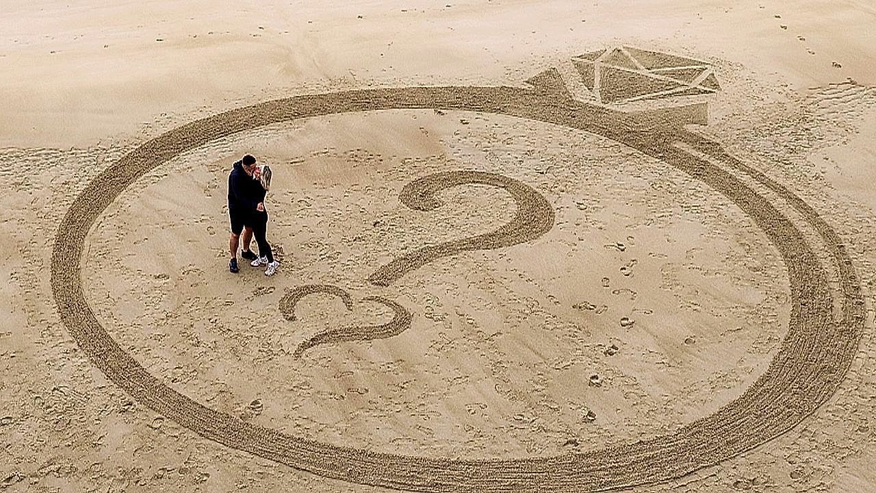 Video: Riesenring am Strand: Engländer macht Freundin Antrag im Morgengrauen