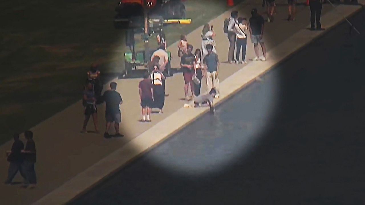 Video: Poolauskleidung mit Messer zerschnitten: Verdächtiger am Lincoln Memorial gesucht