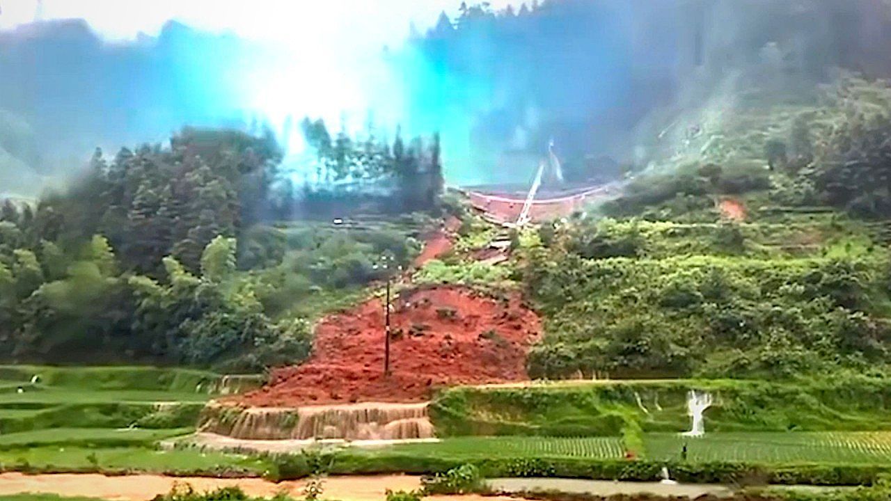 Funken-im-Schlamm-Erdrutsch-rei-t-Hochspannungsmasten-in-China-mit