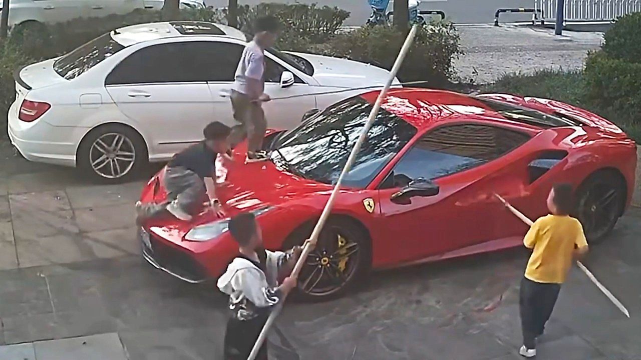 Teures-Kinderspiel-Vier-Jungen-zerkratzen-Ferrari-auf-Parkplatz-in-China