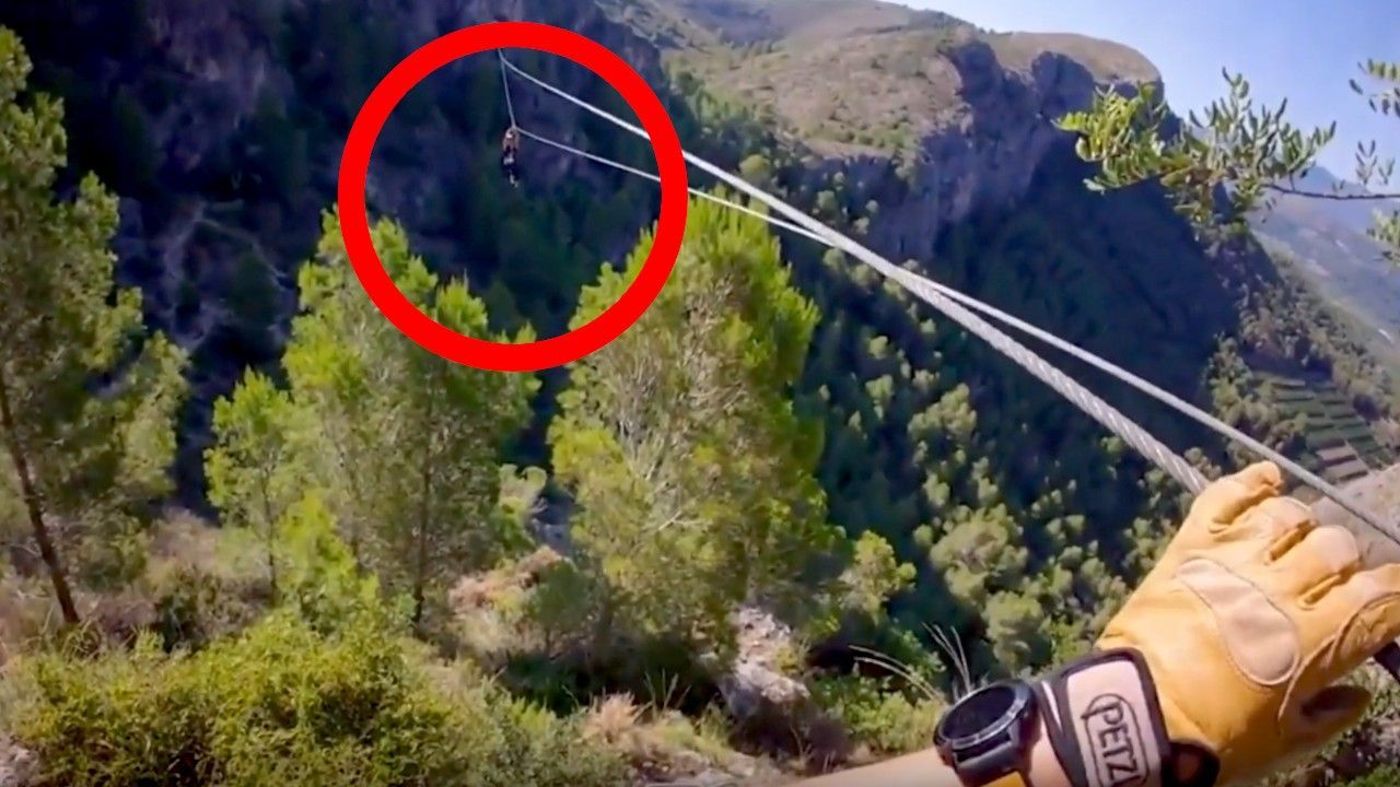 -ber-Abgrund-h-ngengeblieben-Spanische-Feuerwehr-muss-Frau-von-Seilrutsche-retten