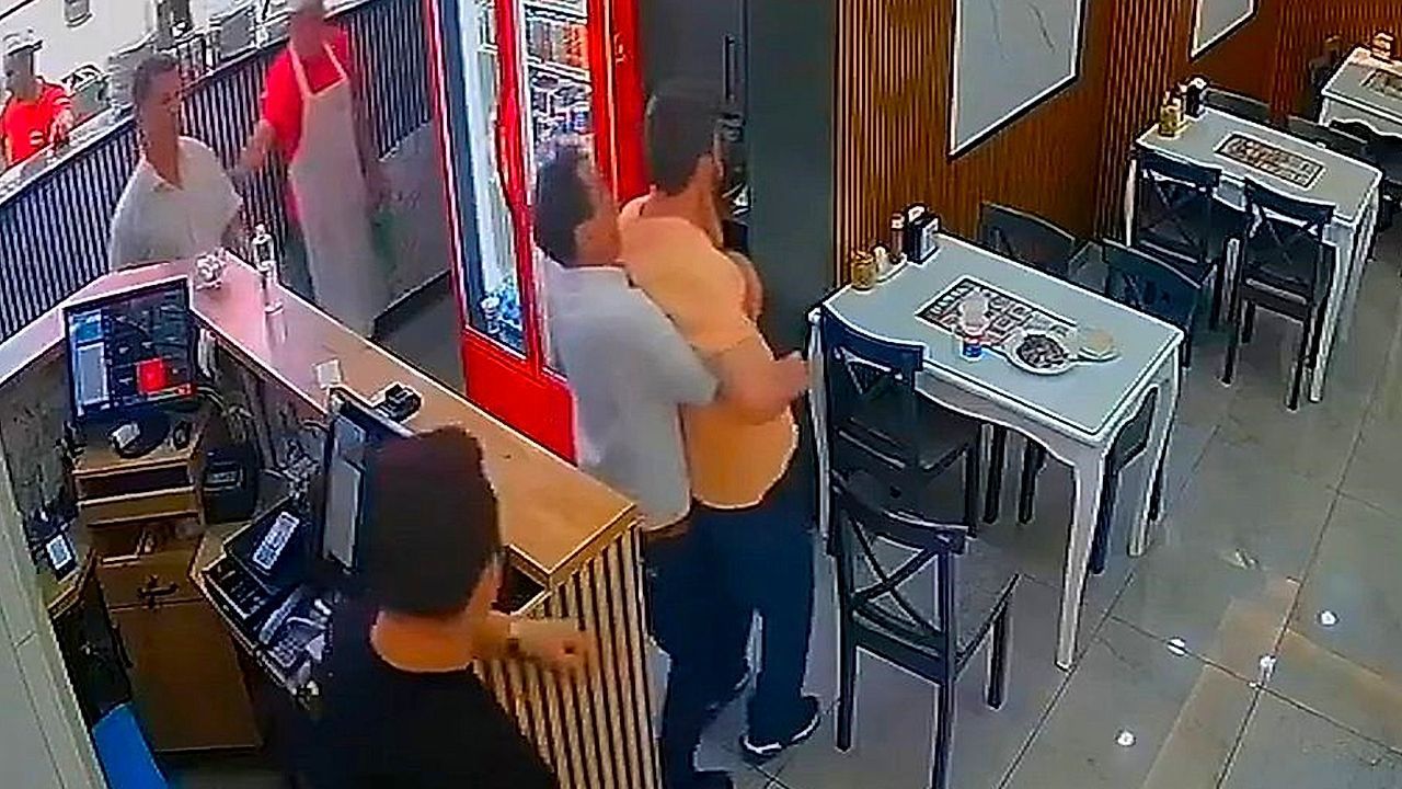 Heimlich-Griff-rettet-Leben-D-ner-Mitarbeiter-hilft-erstickendem-Gast-in-letzter-Sekunde