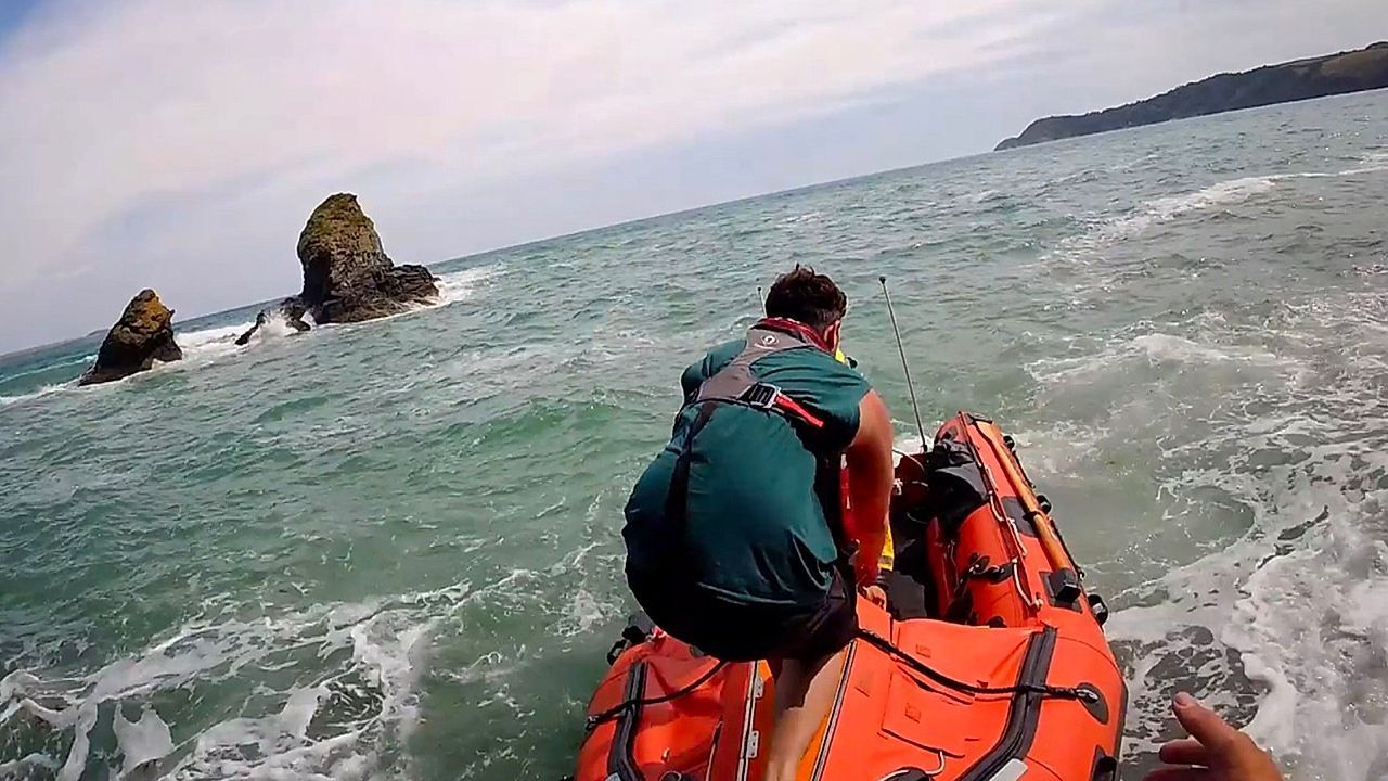 Von-der-Flut-berrascht-Seenotretter-holen-Ausfl-gler-von-Insel-vor-Cornwall