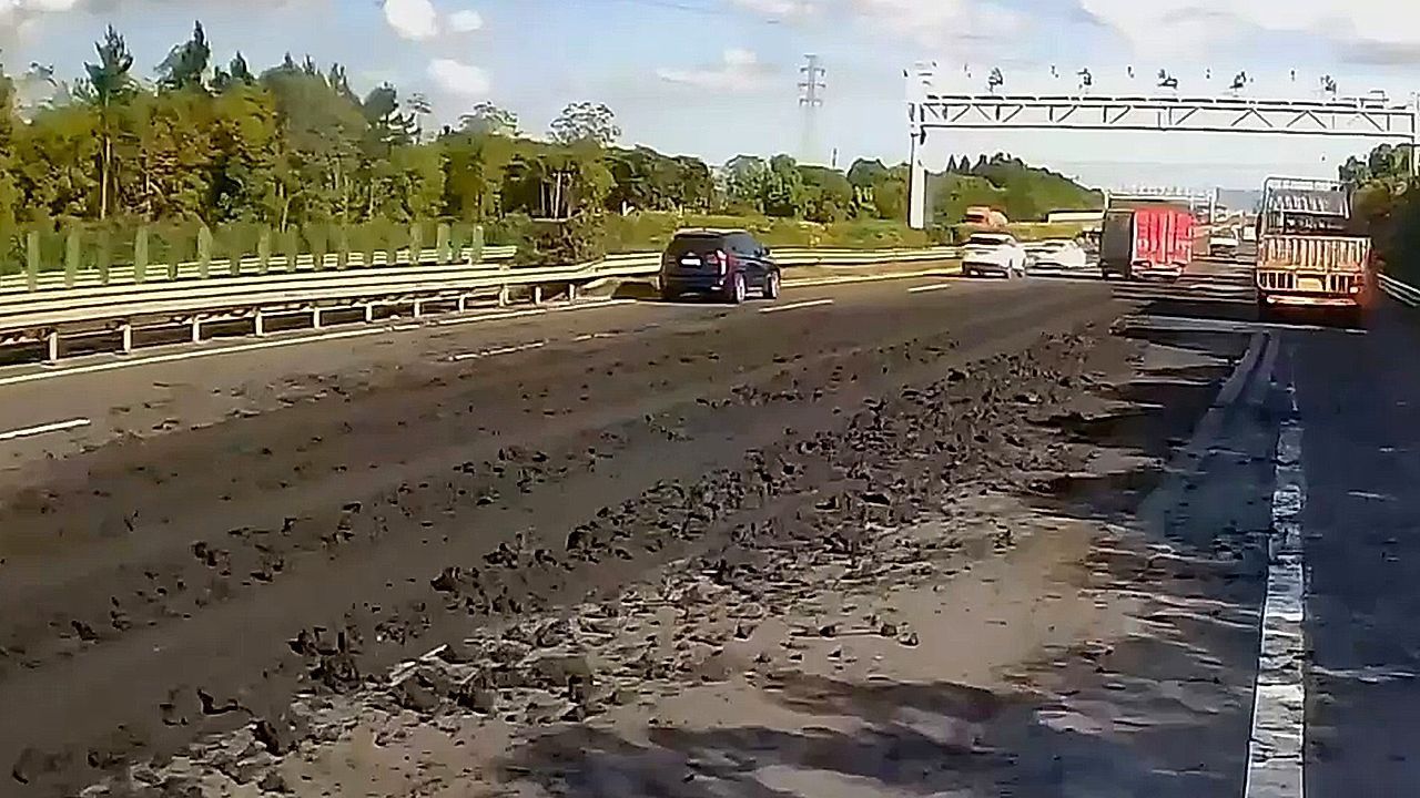 Rutschige-Fahrbahn-Kuhmist-legt-Autobahn-in-China-lahm
