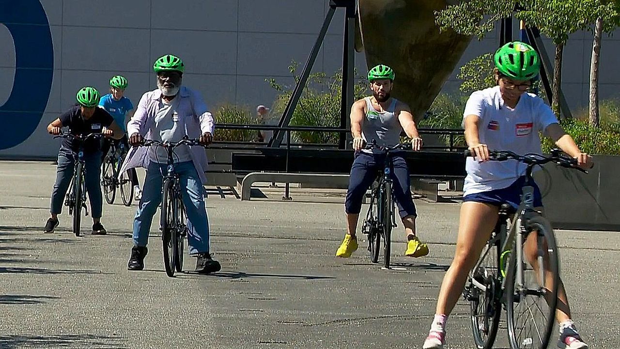 Video: Nie zu alt fürs Fahrrad: Bike New York bringt Erwachsenen das Radfahren bei