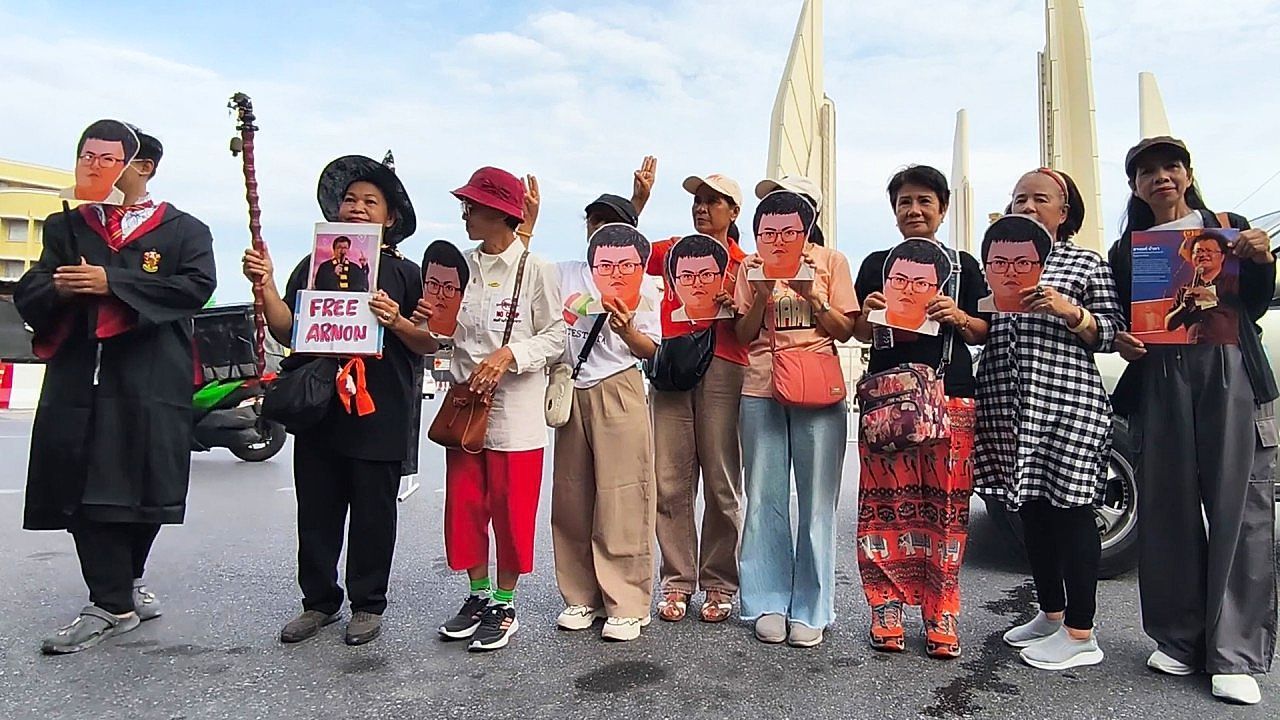 Video: Pro-democracy protesters dress as Harry Potter wizards calling for constitutional reform in Bangkok