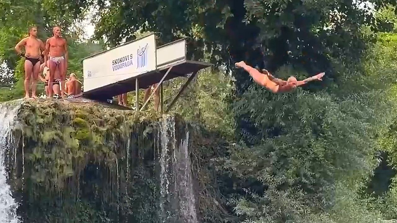 Video: Kopfüber in die Tiefe: Waghalsige Sportler springen von 22-Meter-Wasserfall in Bosnien