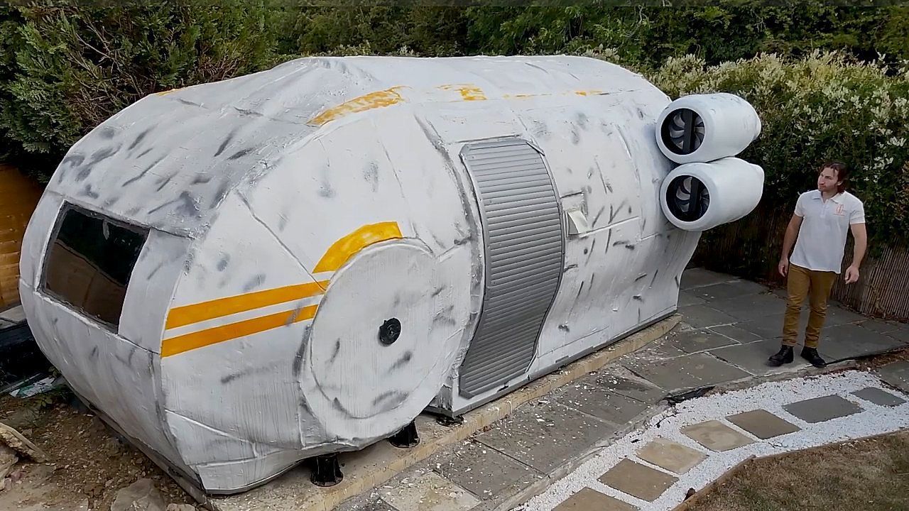 Video: Star-Wars-Traum im Garten: Fan baut sich ein begehbares Raumschiff
