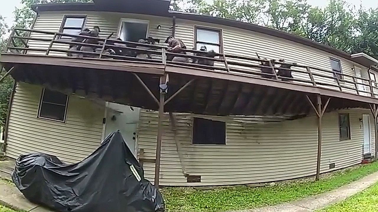 Video: Terrasse bricht ein: US-Marshals stürzen bei Festnahme in Missouri in die Tiefe