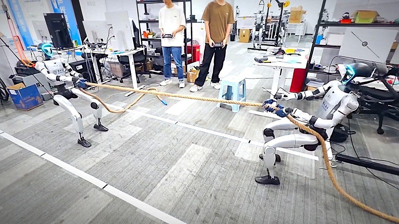 Video: Kraftakt der Roboter: Humanoide treten beim Tauziehen an