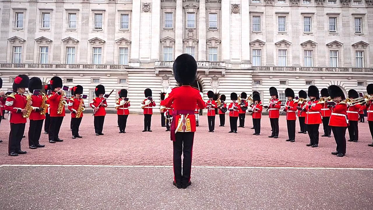 Video: Musikalischer Abschied: Wachwechsel spielt Dolly-Parton-Tribut in London