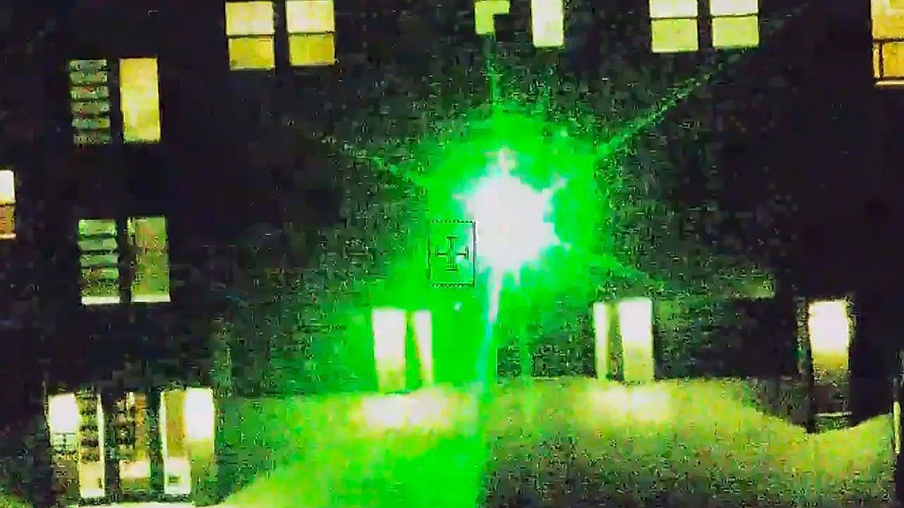 Video: Gefährliche Blendung: Hubschrauber-Crew der Polizei zweimal von Laser getroffen