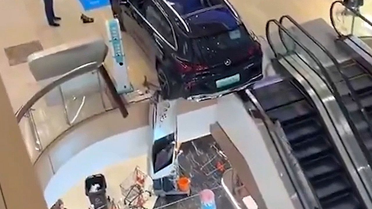 Video: Beinahe-Absturz in China: Mercedes hängt in Einkaufszentrum an Kante