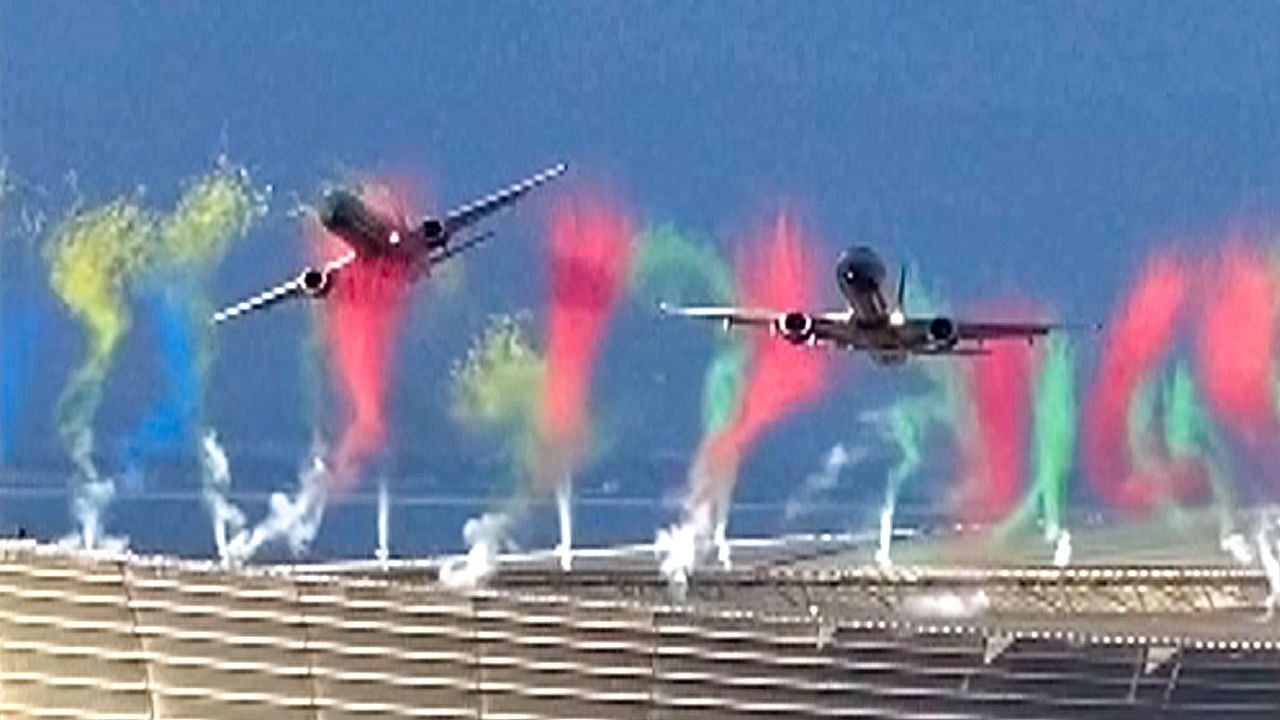 Video: Waghalsiges Manöver: Passagierjets donnern nur Meter über Stadiondach
