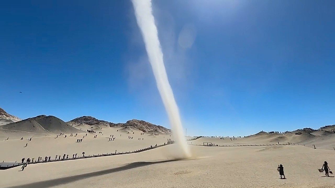 Video: Spektakel in Qinghai: Riesiger Staubteufel fegt an Touristen vorbei