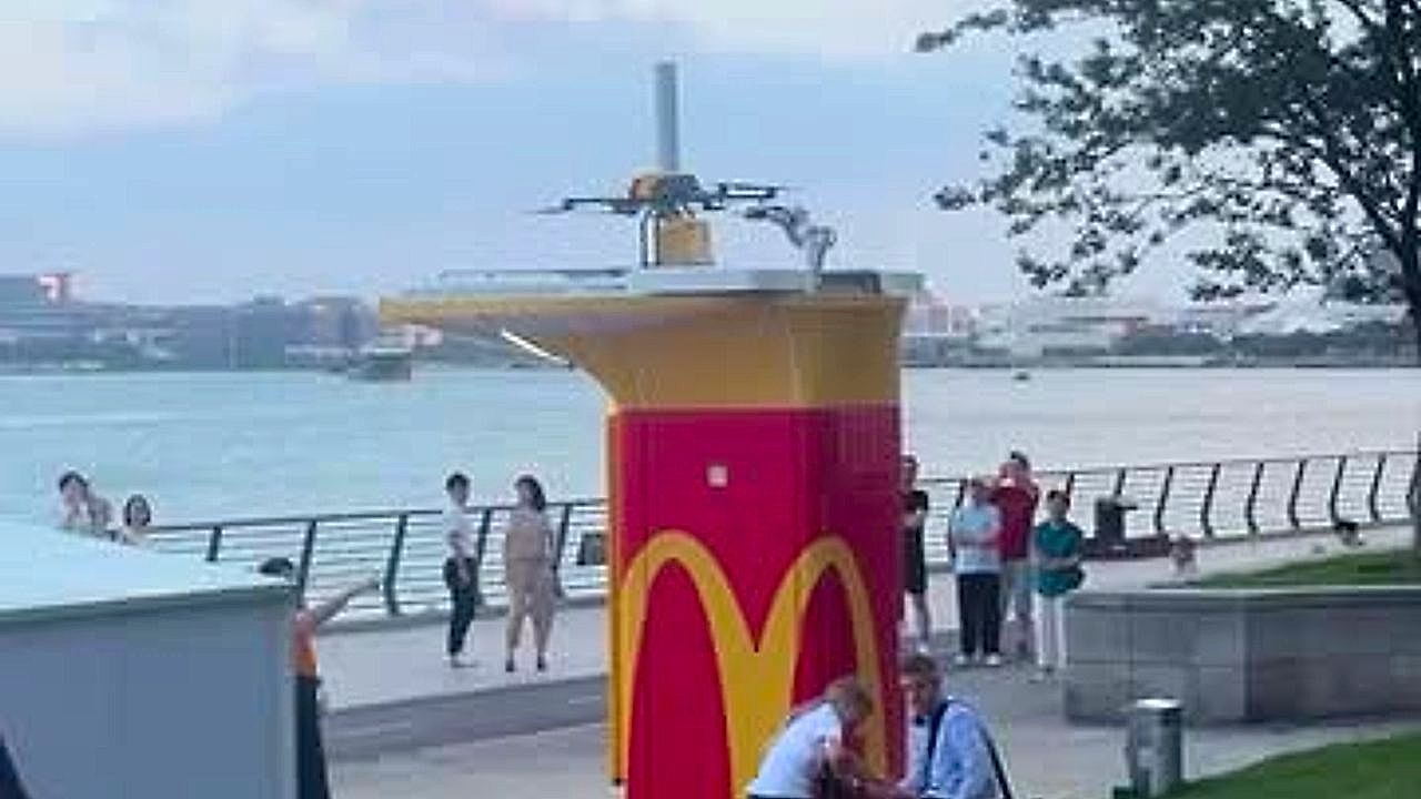 Video: Fast Food aus der Luft: Drohne liefert McDonald's-Bestellung in Park in Shanghai
