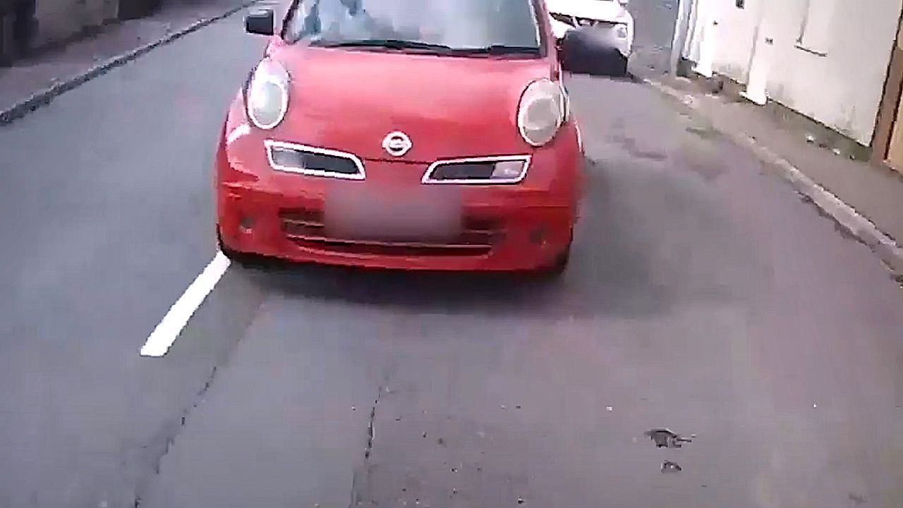 Video: Kurzerhand eingestiegen: Polizist in Wales jagt Verdächtigen per Anhalter