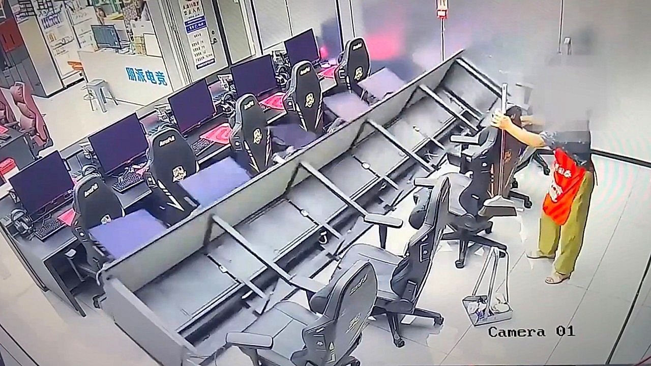 Video: Schubs mit Folgen: Putzkraft verschiebt Stuhl und räumt richtig ab