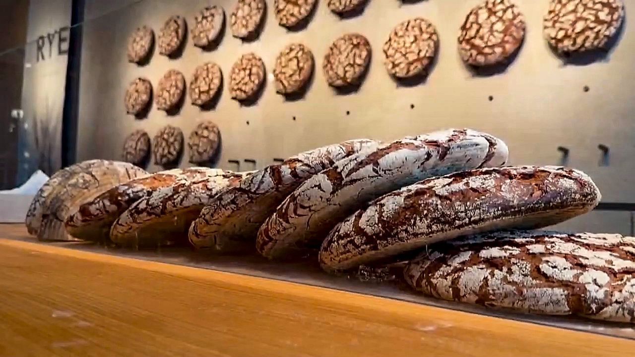 Video: Luxus-Laib aus Österreich: Brot für 60 Dollar begeistert New Yorker