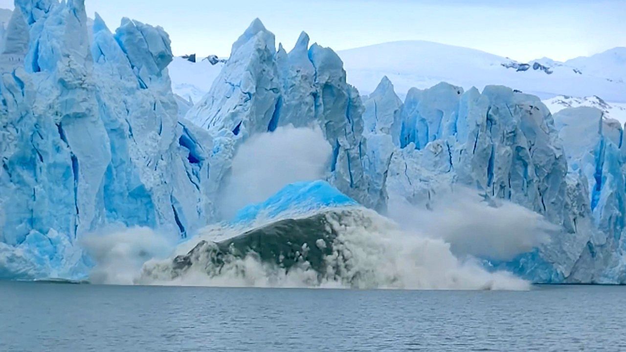 Video: Eiskoloss in Bewegung: Riesiges Stück bricht vom Perito-Moreno-Gletscher ab
