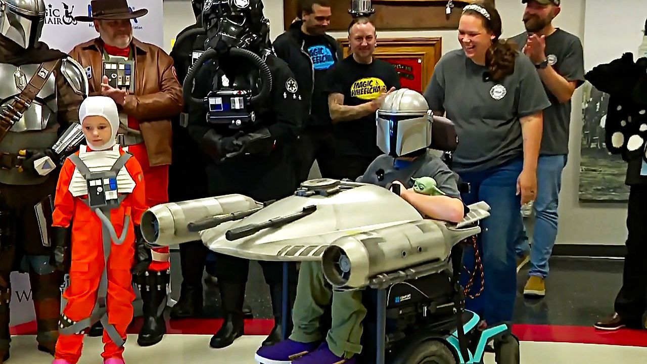 Video: Kleiner Mandalorian ganz groß: Elfjähriger bekommt episches Star-Wars-Rollstuhlkostüm