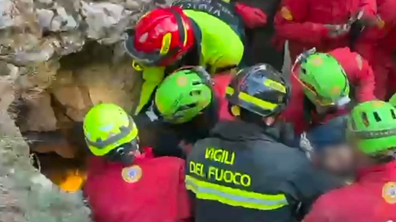 Video: 26 Stunden gefangen: Steinschlag sperrt Höhlenforscher im Fels ein