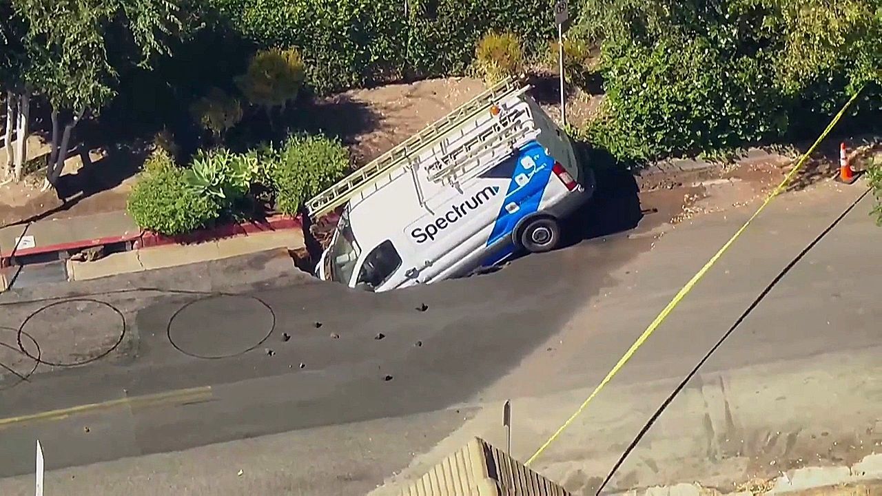 Video: Boden tut sich auf: Senkloch verschlingt Transporter in Hollywood
