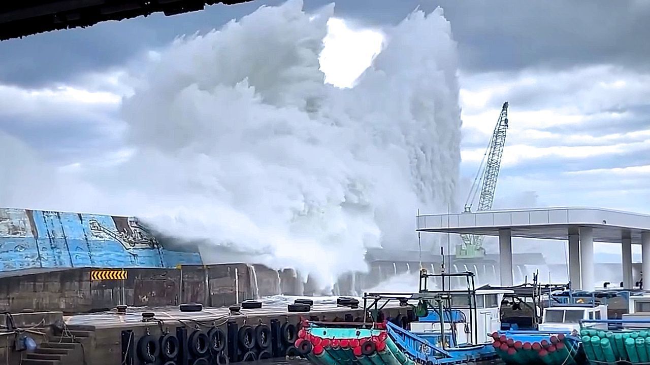 Video: Meterhohe Wellen und Sturmböen: Taifun Champi trifft Taiwan