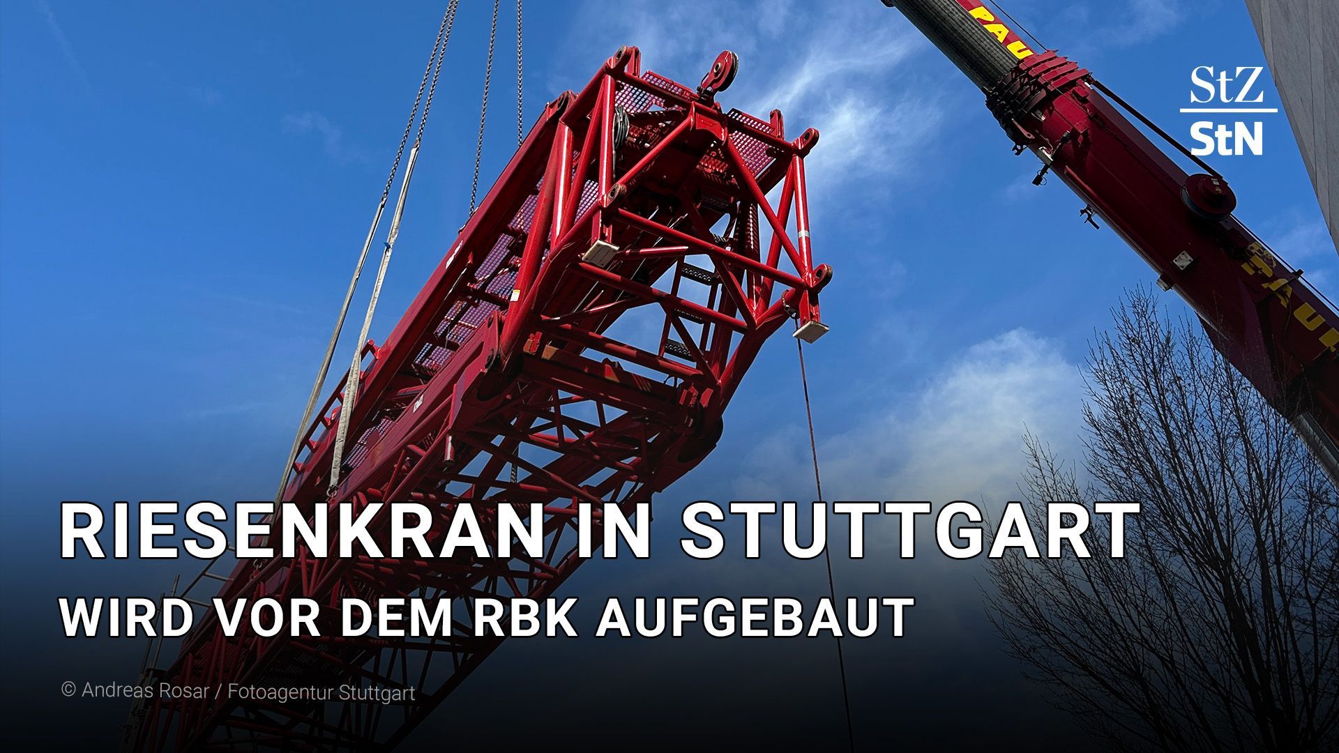 Riesenkran wird vor dem RBK Stuttgart aufgebaut