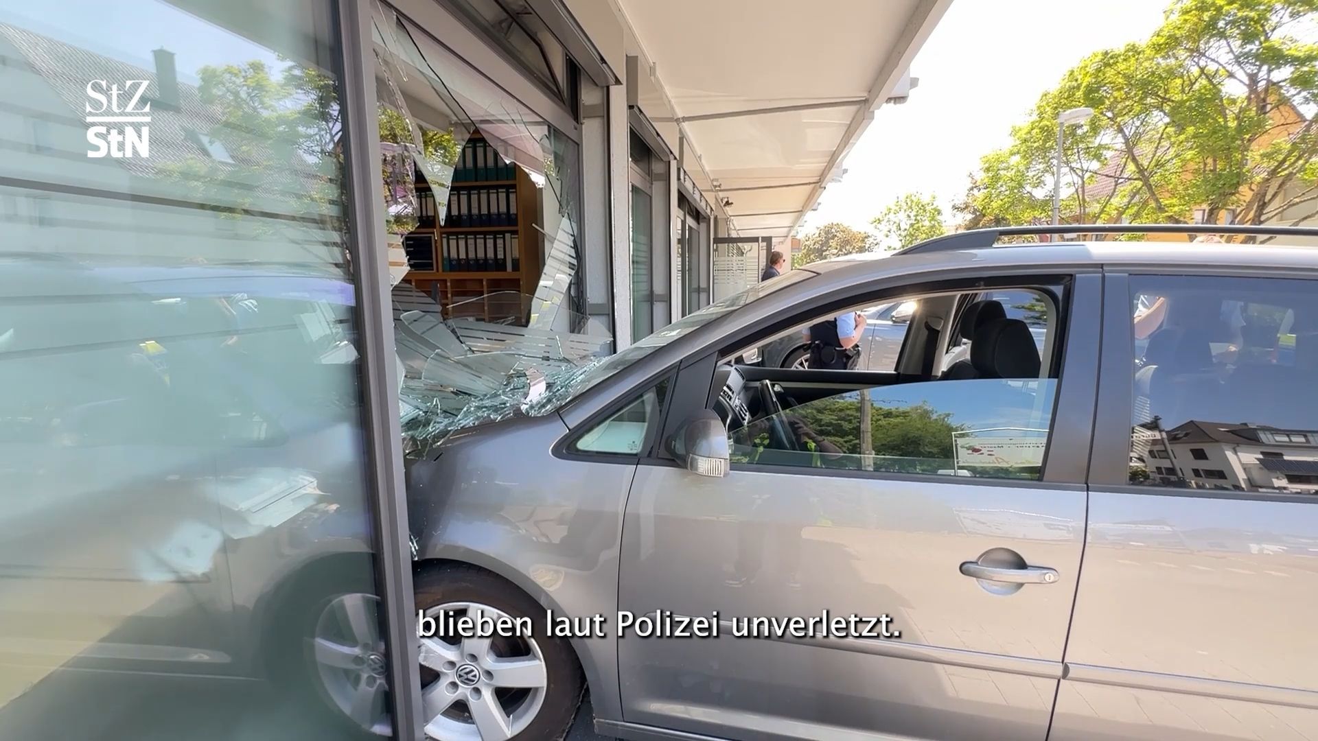 Video: 37-jährige Autofahrerin kracht in Bestattungshaus