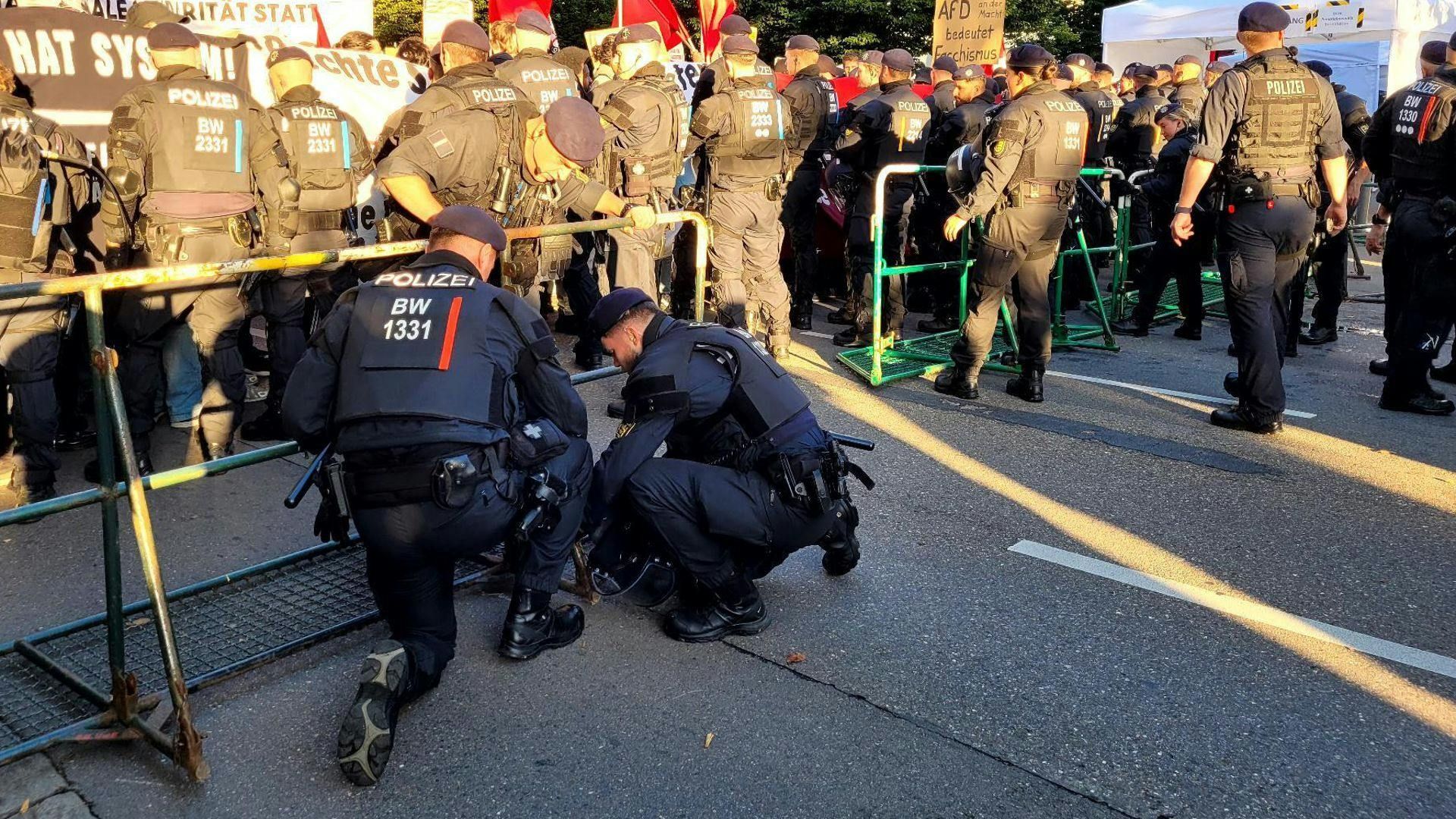 Video: Streitgespräch: Polizei nimmt ersten Demonstranten fest