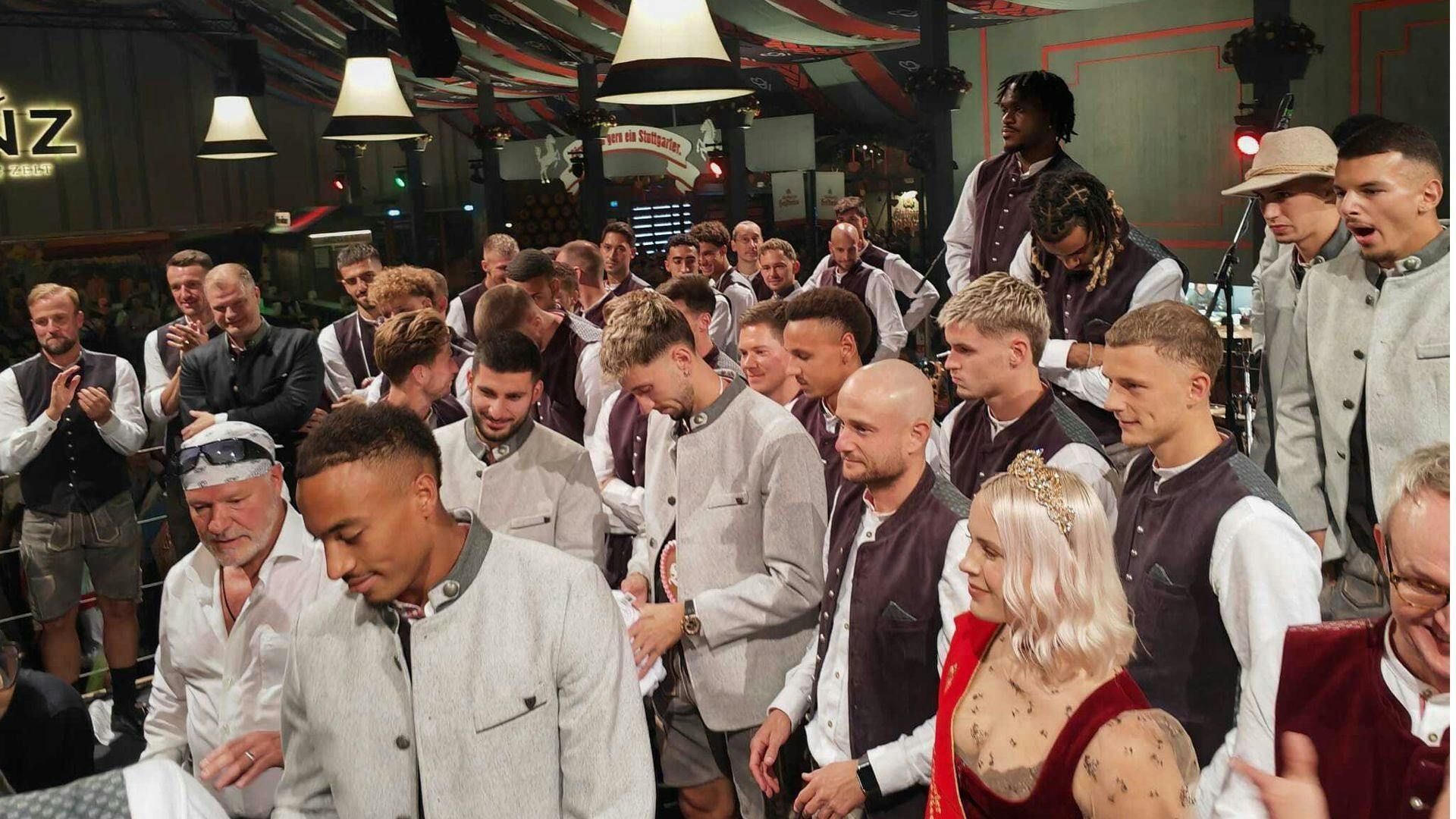 Video: O’zapft isch! VfB Stuttgart feiert auf dem Volksfest